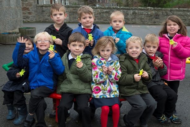 Photo of primary one pupils with their reflectors